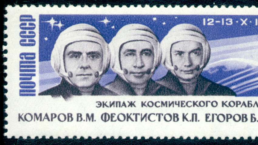 Sowjetische Briefmarke mit Abbildung der drei Kosmonauten (1964)