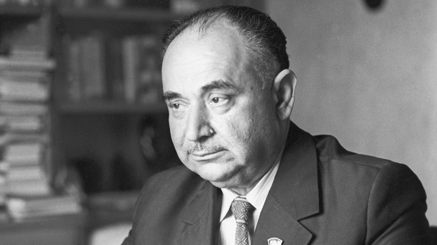 Iosif Grigulevich sebagai Pemimpin Redaksi jurnal "Ilmu Sosial Uni Soviet" di Moskow, 1978.