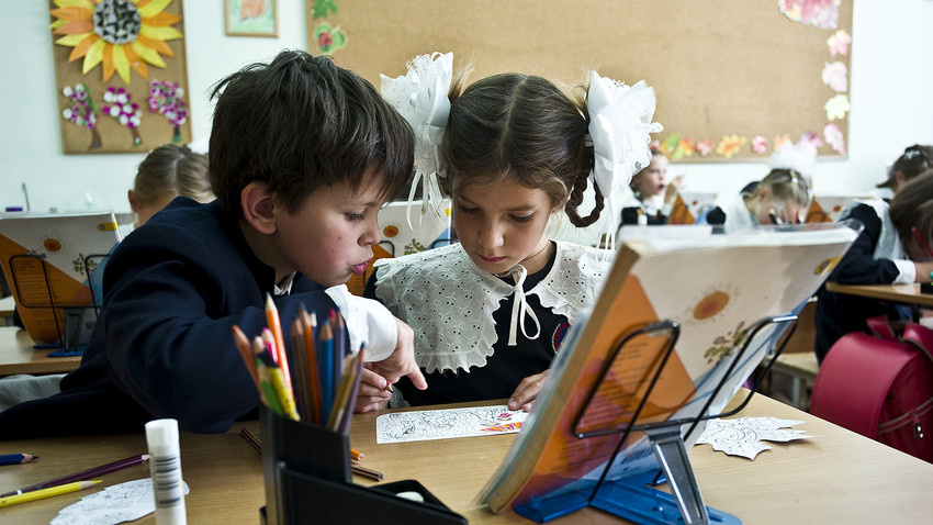 Деца по време на час в московско училище.
