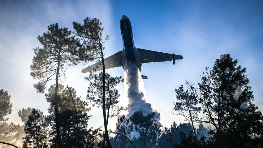 Un avión anfibio multiuso Beriev Be-200ChS del Ministerio de Situaciones de Emergencia de la Federación Rusa en la lucha contra los incendios.