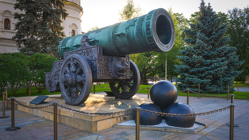 Цар Пушка на територията на московския Кремъл.