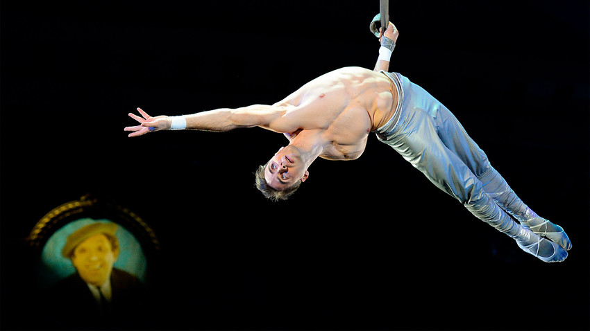 Акробатот Сергеј Акимов во текот на новата програма „Златна сезона“ во циркусот „Никулин“ на Цветниот булевар, 20 февруари 2014 .