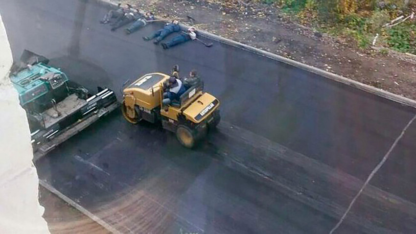 Relaxing roadworkers in Saratov. 