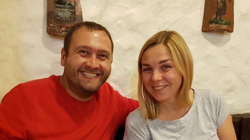 Данила са супругом Машом у националном српском ресторану.