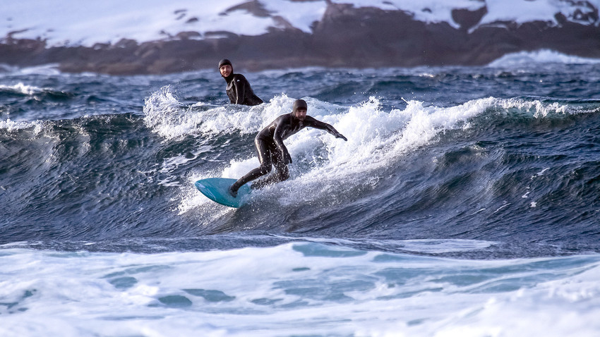 Você se aventuraria a surfar nas águas congelantes do Ártico?