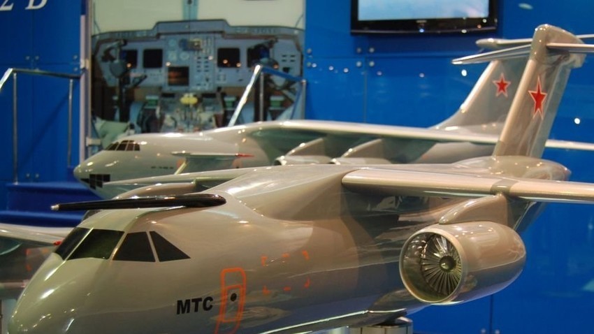 Макета на повеќенаменскиот транспортен авион Ил-214. МАКС-2009.