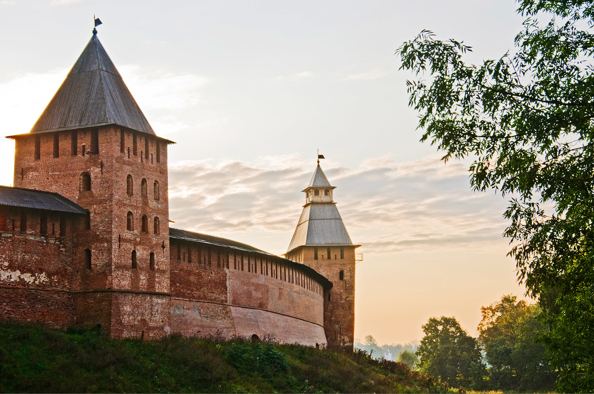 Dinding dan menara Kremlin yang dibangun kembali dengan batu bata pada abad ke-14. Veliky Novgorod, Rusia.