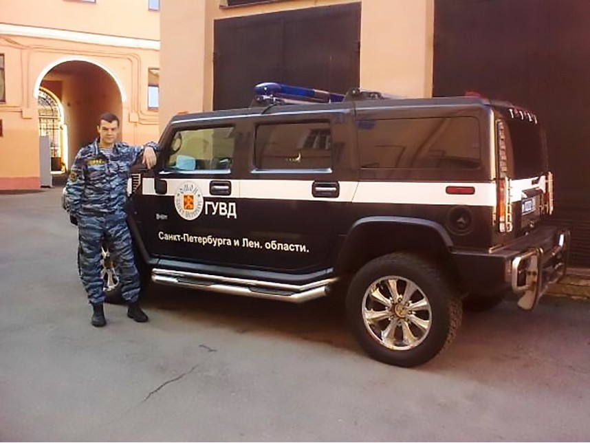 Sergej Kulakov v ruski policijski uniformi. 
