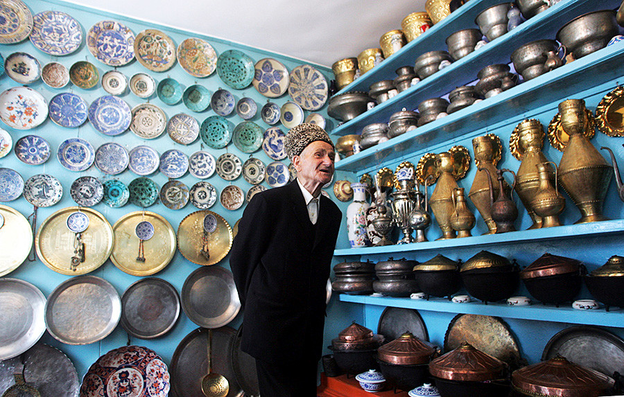 Kubačevski starešina Gadžiomar Izabakarov (79) kaže svojo življenjsko zbirko graviranega porcelana v svojem mini muzeju v Kubačiju. Vaščani, katerih število ne presega 2.300 ljudi, se trudijo vzdrževati staro obrt obdelovanja pribora, ki so ga sem prinesli perzijski trgovci.
