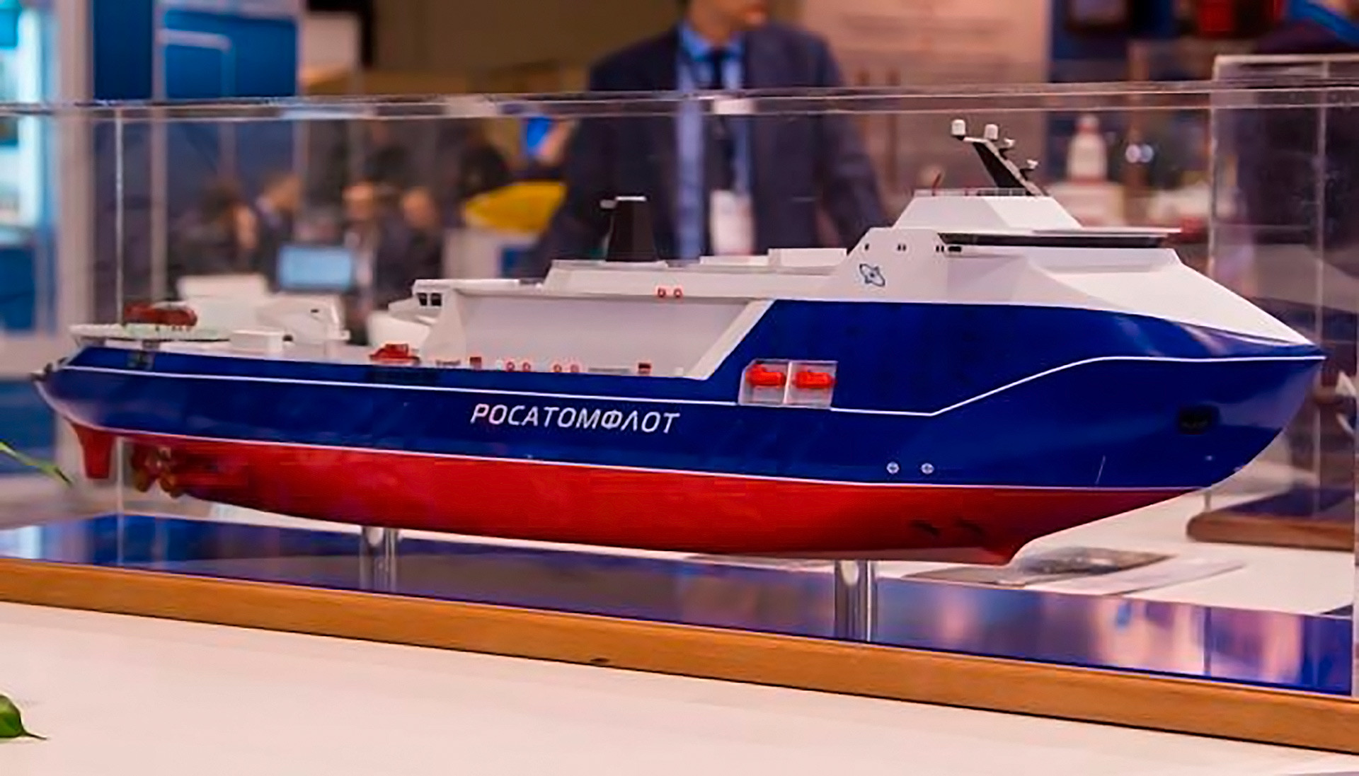 It’s one of the big money projects to replace the Soviet era icebreakers currently in service in the Russian fleet. The new one will have a speed of 14 knots (about 24 km/h) and be able to break ice up to 4.4 m thick.
