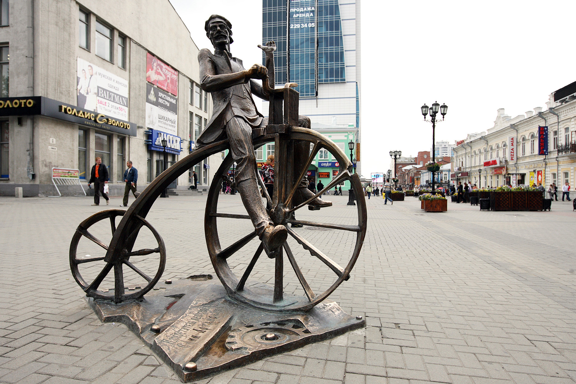 Monumento al inventor de la bicicleta Yefim Artamónov en Ekaterimburgo.