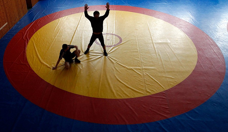 Такмичари у мешовитим борилачким вештинама тренирају у спортском центру у Махачкали.