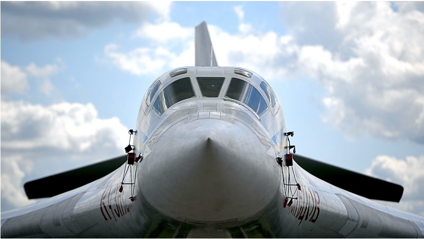 Težki nadzvočni strateški bombnik Tu-160 na Mednarodnem letalskem sejmu MAKS 2017. 