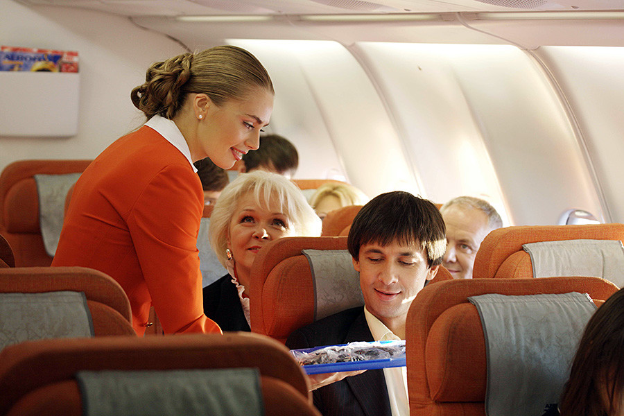 Stevardesa Aeroflota in potniki na letalu, 2013.