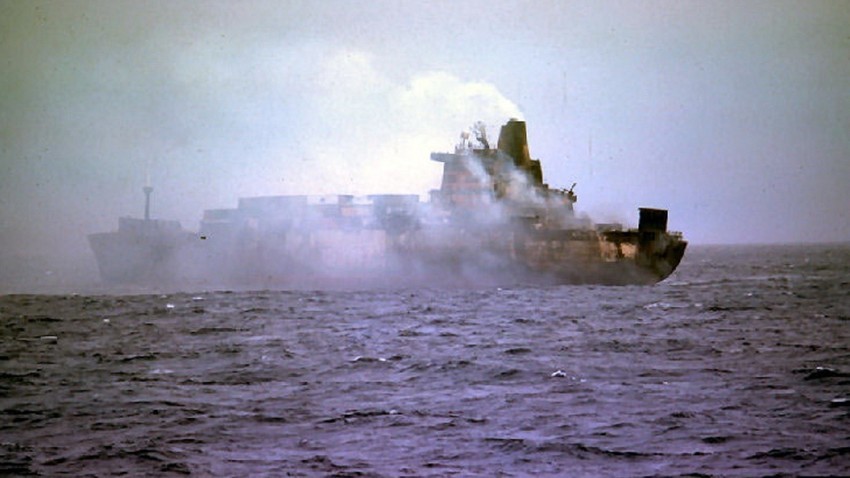 Atlantic Conveyor, ударен от ракети.