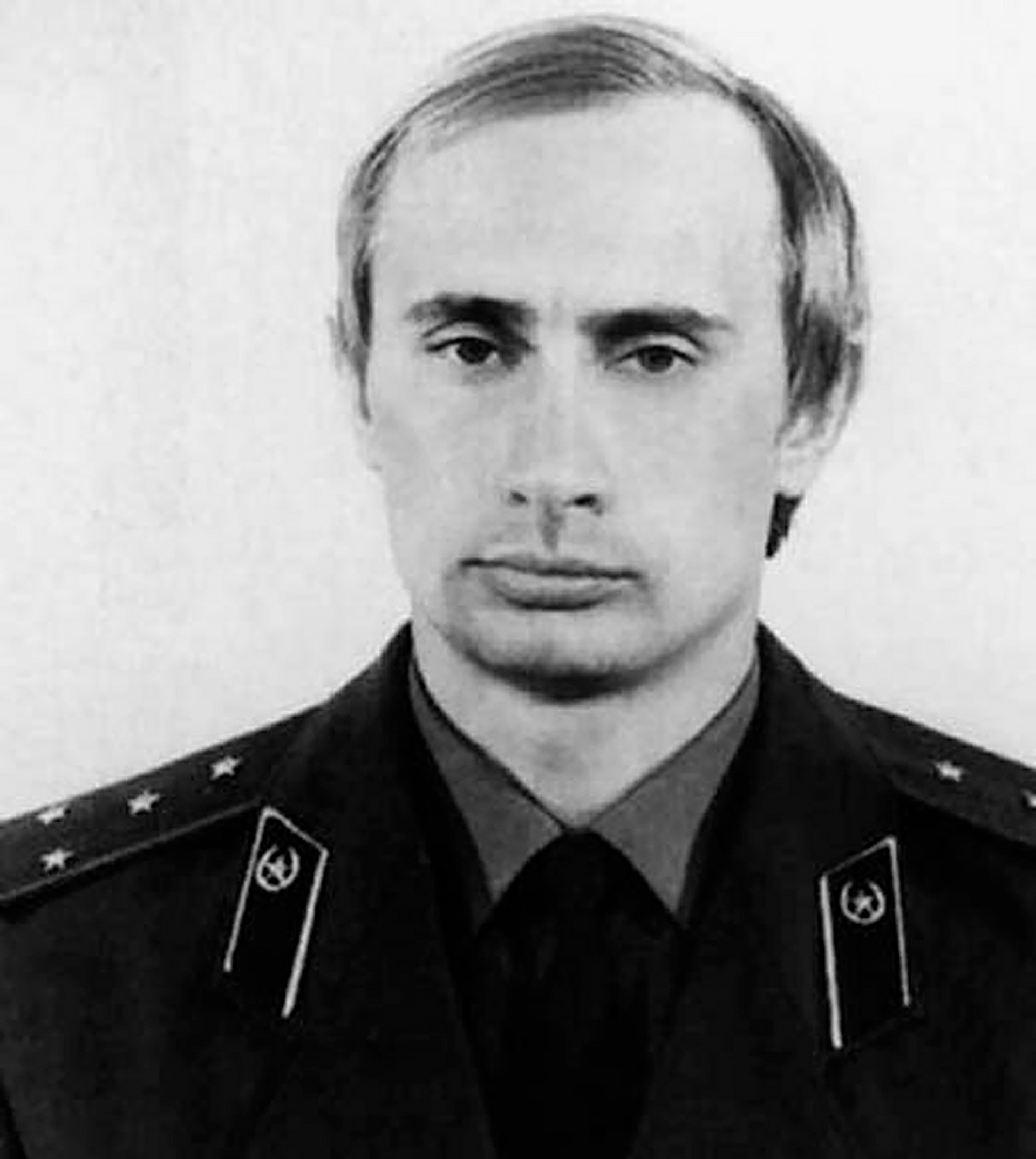 Putin dengan seragam KGB, sekitar tahun 1980.