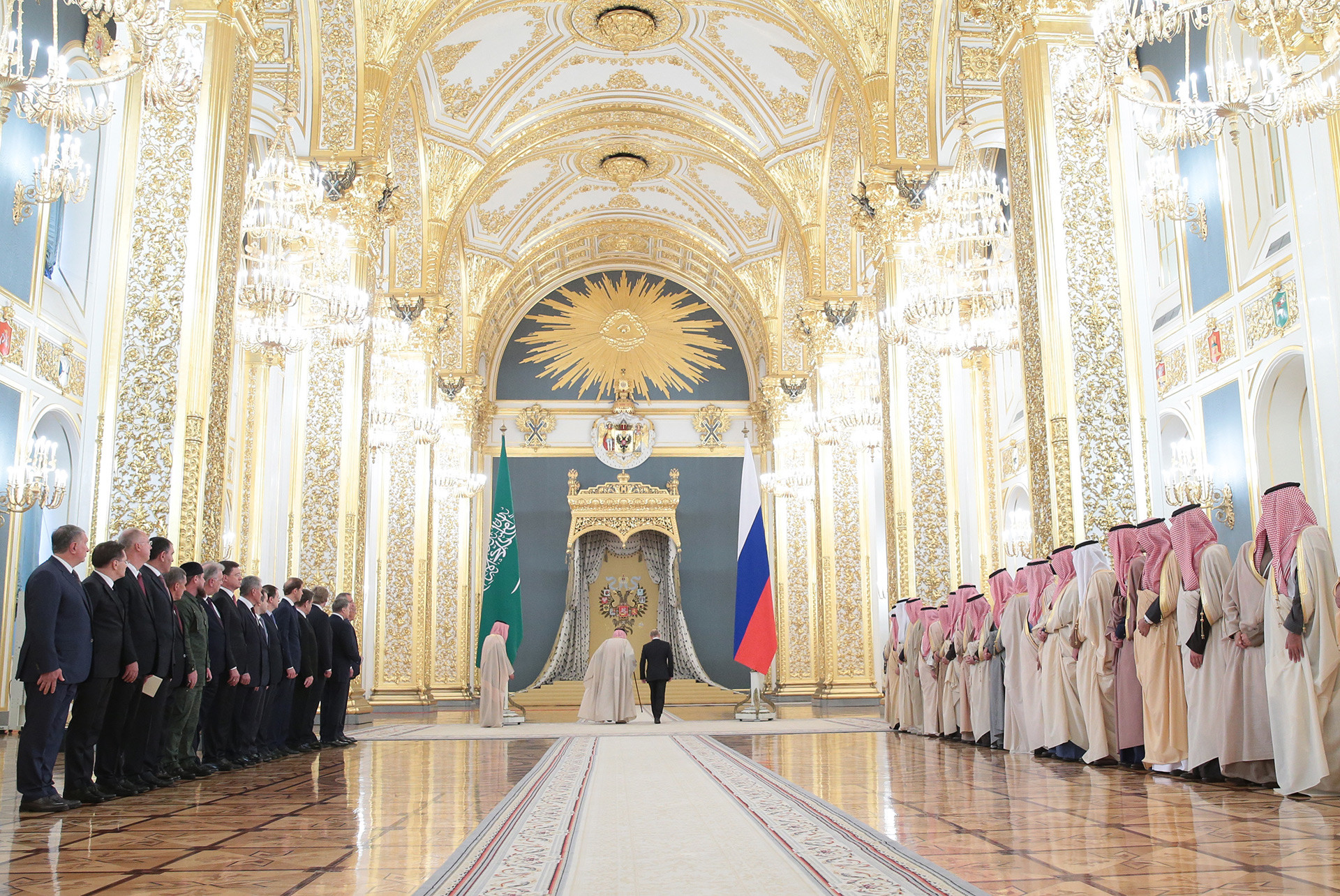 El rey Salman bin Abdulaziz Al Saud (izq.) de Saudi Arabia y el presidente ruso Vladímir Putin en el Kremlin.