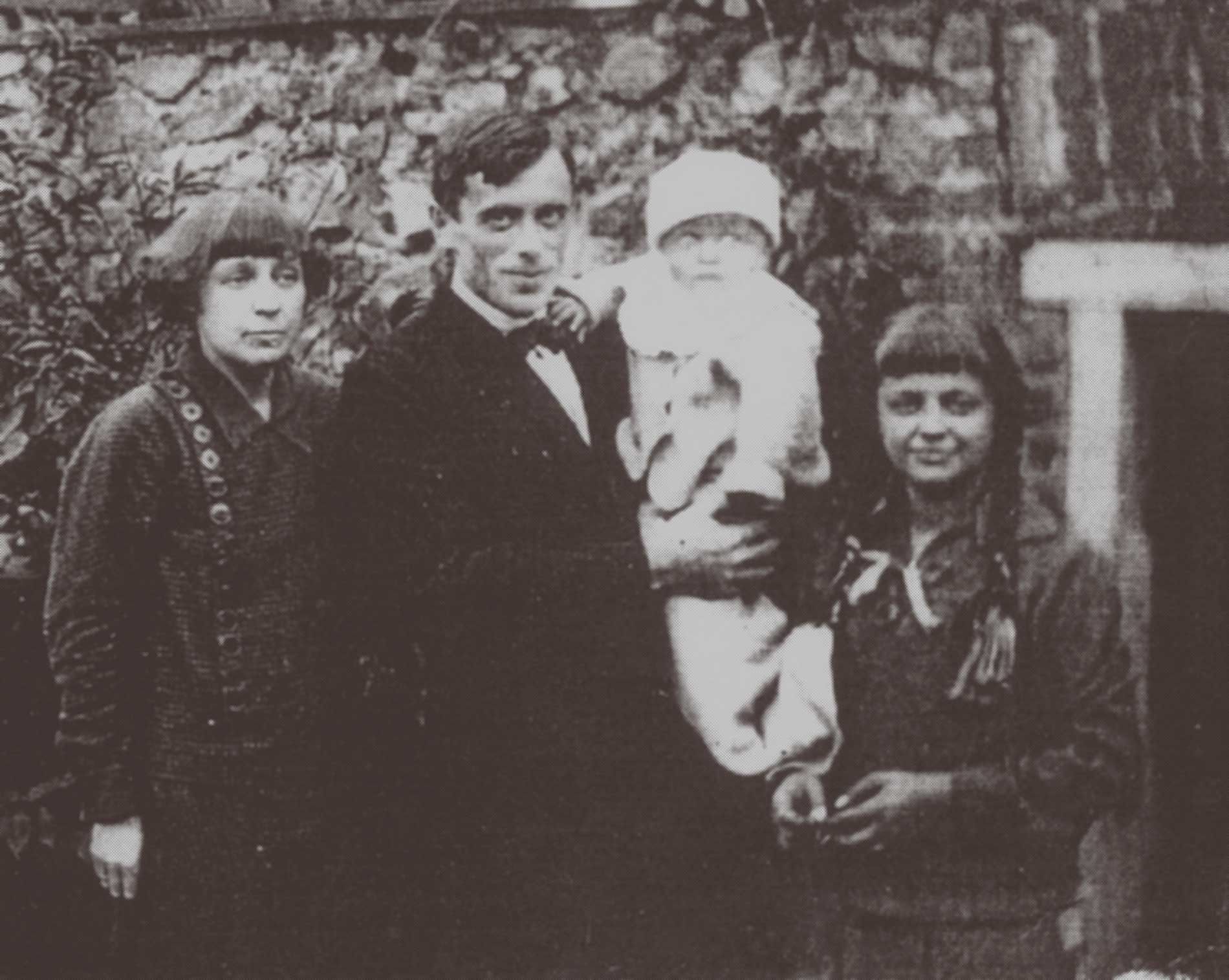 Marina Tsvetaeva with husband and children in Prague