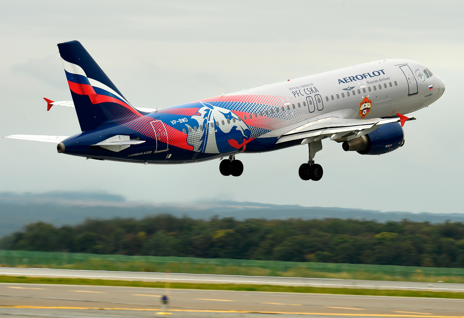 Aeroflot's Airbus-A320 taking off at the Kazan international airport