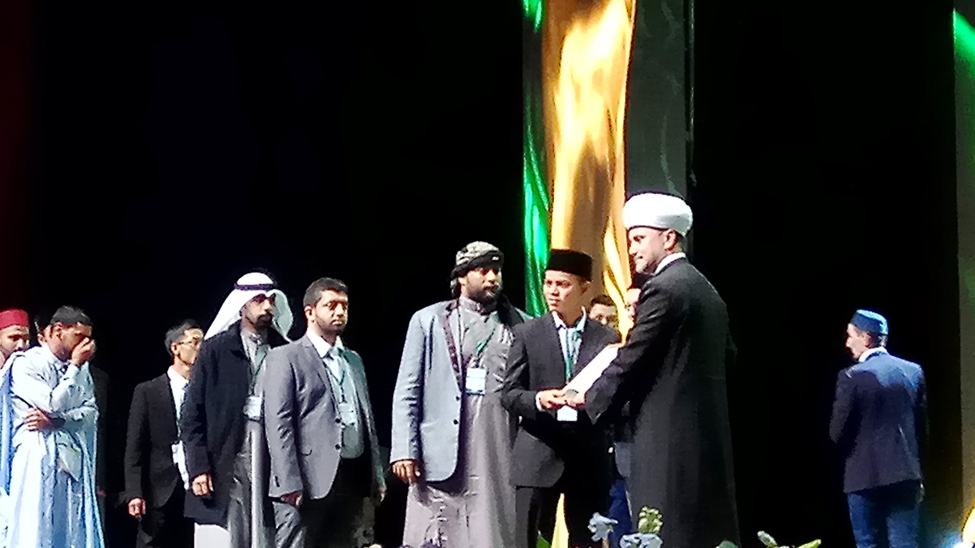 Irfan menerima piagam penghargaan.