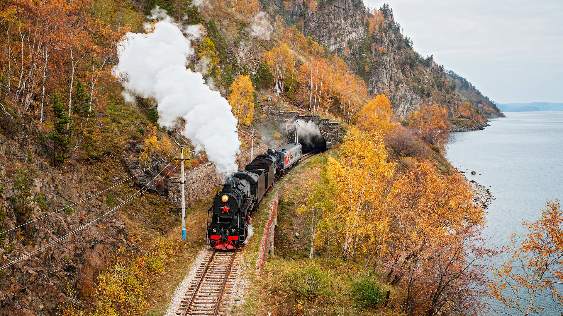 Tren de vapor en el ferrocarril Circum-Baikal.