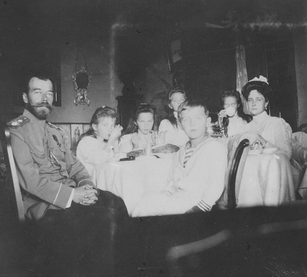 The Romanovs at the breakfast, 1910