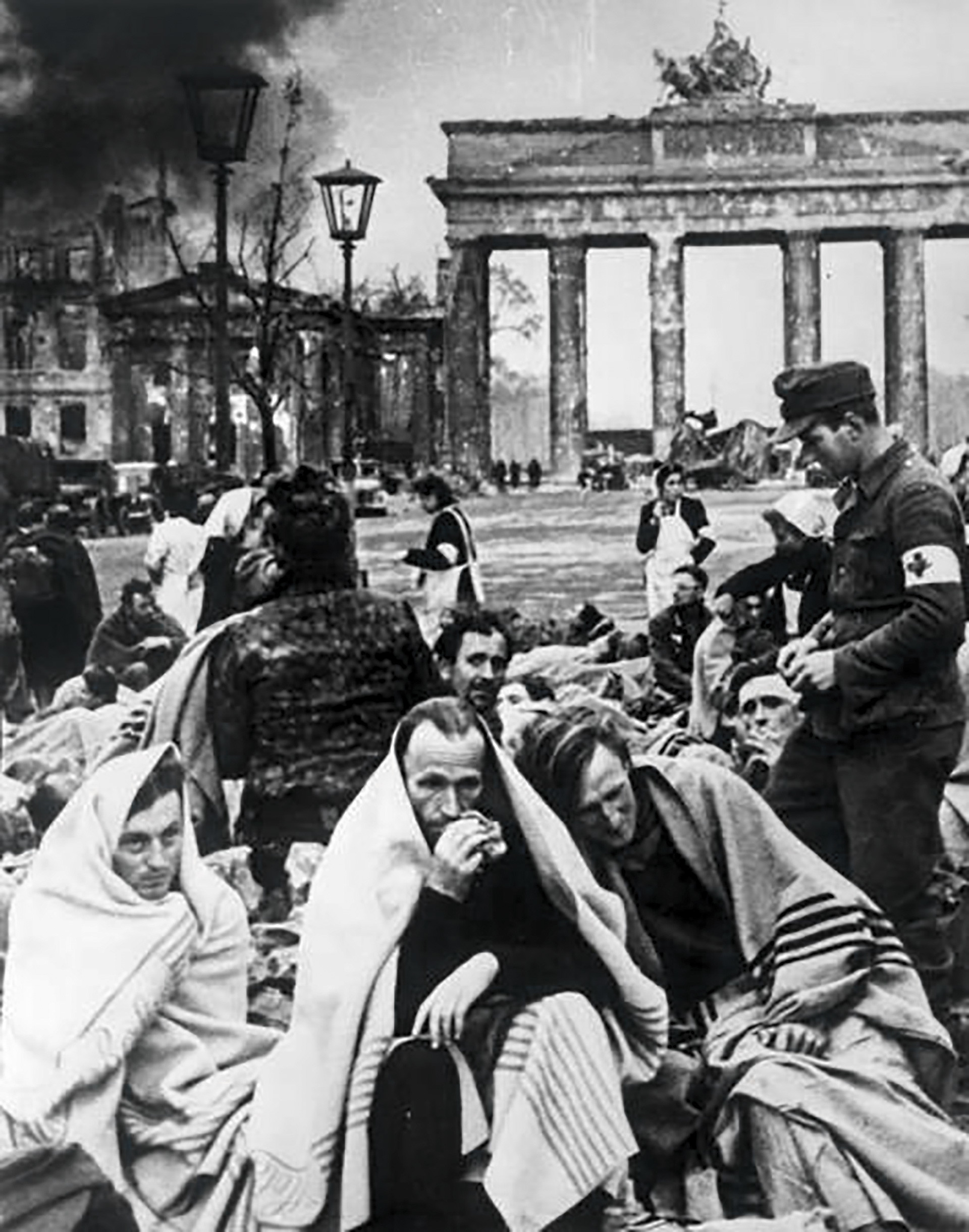 Берлин 5 мая 1945. 1945 Берлин военнопленные. Кадры Берлин апрель , май 1945.