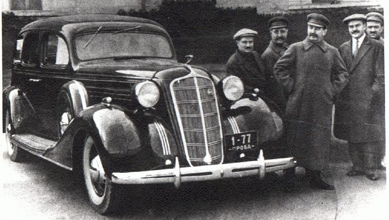 Stalin junto a un coche soviético de la marca Zil.