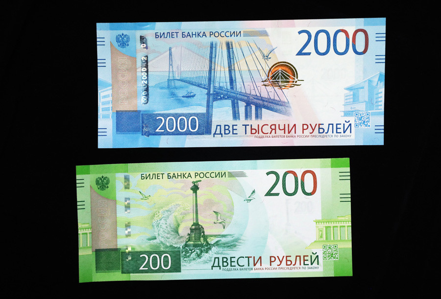 Bankovca za 2000 in 200 rubljev. Upodobljena sta most Ruski v Vladivostoku in Spomenik potopljenim ladjam v Sevastopolu.