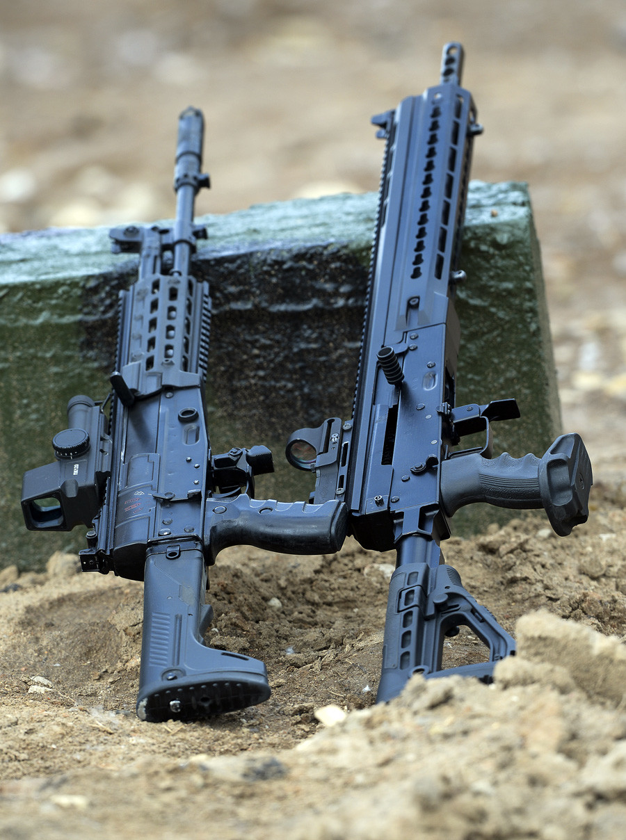 Jurišna puška AK-12, kalibra 5.45mm (levo) in  gladkocevna avtomatska šibrovka Saiga 12 (model 340 s kalibrom 12) na Mednarodnem forumu vojaške tehnike Armija 2015 v Kubinki.