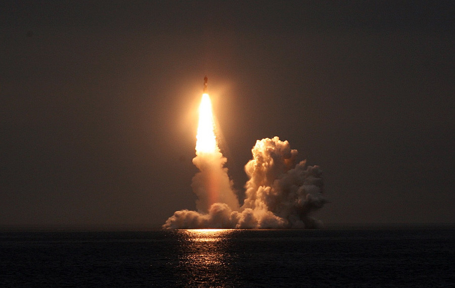 新型潜水艦発射弾道ミサイルのR-30「ブラヴァー」の発射