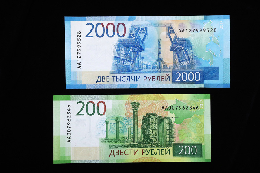 Los nuevos billetes rusos de 200 y 2.000 rublos.