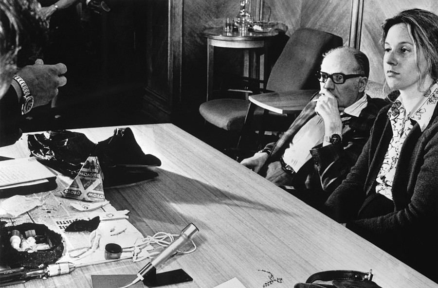 СССР. Москва. 13 юни 1978 г. Вицеконсулът на САЩ в Москва и сътрудник на ЦРУ, работещ под прикритие Марта Питърсън (вдясно) и съветникът в посолството г-н Грос, извикан за разпознаване на шпионката.