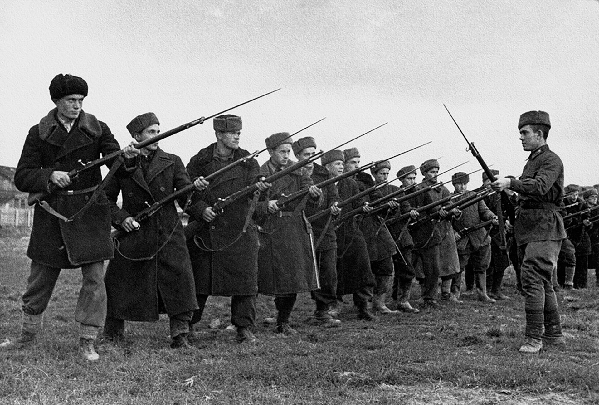 Kämpfer der sogenannten Volkswehr trainieren mit der Moskauer kommunistischen Einheit