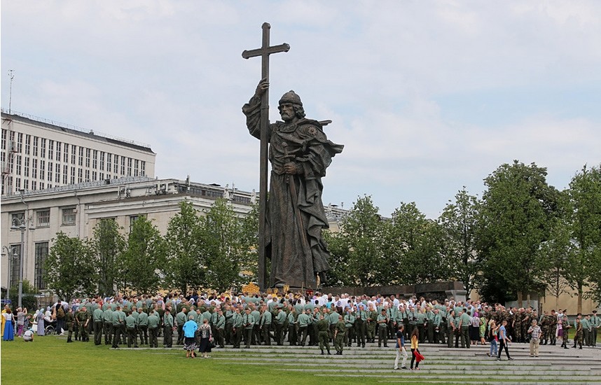 Spomenik knezu Vladimirju v Moskvi.