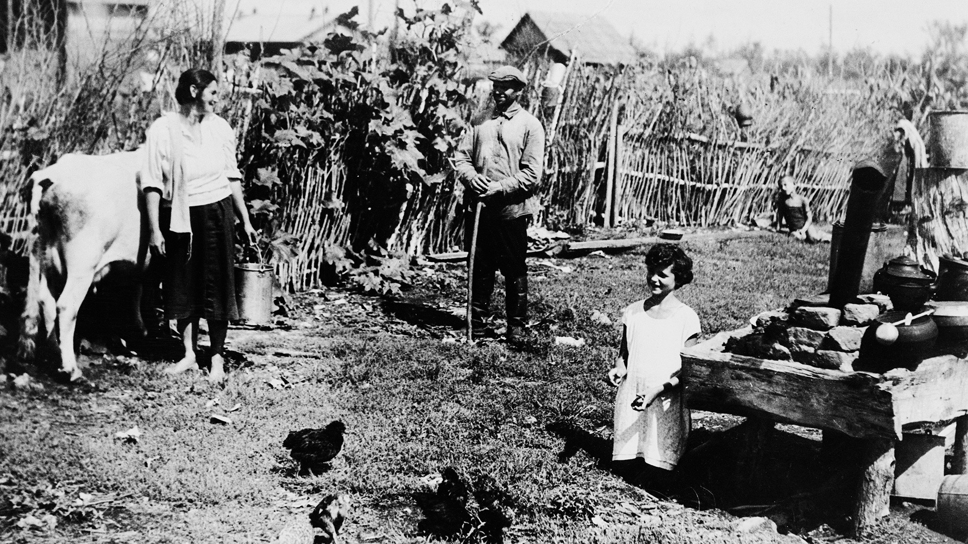 Колективният фермер Михаел Гефен и жена му Шейна с дъщеря им обработват земята си в Биробиджан в Еверейския автономен район, СССР.