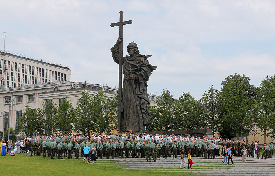 The participants of the cross procession marching toward the Holy Prince Vladimir monument on the Day of the Baptism of Russia.