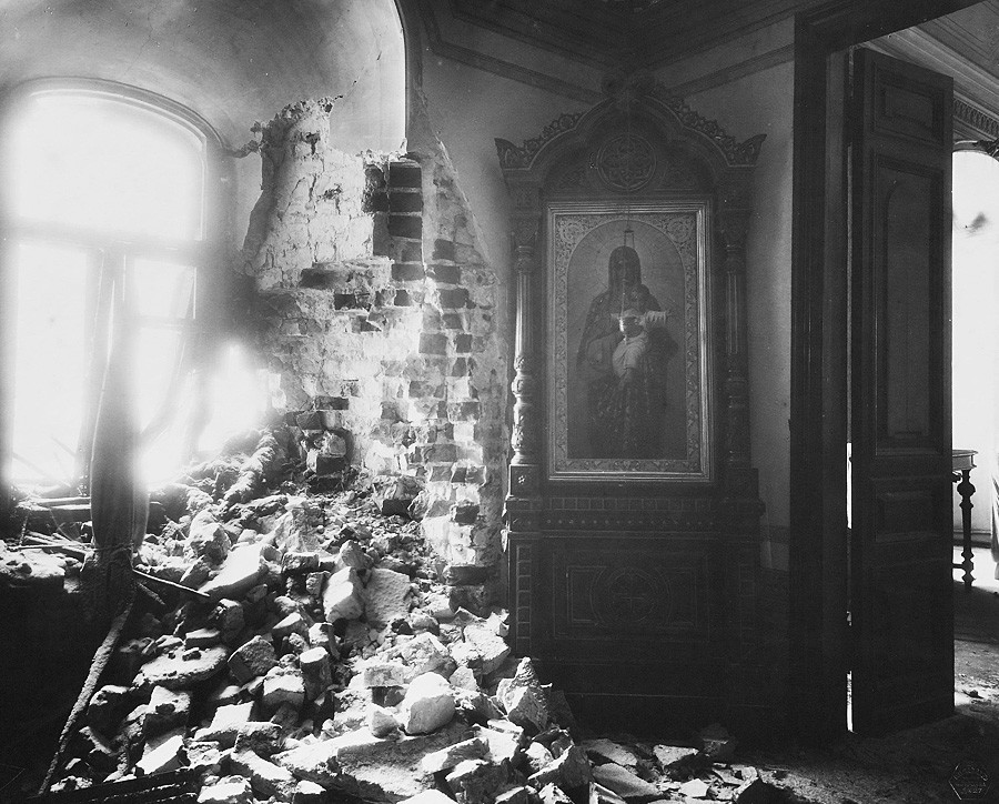 The Metropolitan Chambers of Miracle Monastery after the bombardment of the Moscow Kremlin. The destruction of the windows in the front room. Photograph by P.P. Pavlov. Nov. 5-16, 1917.