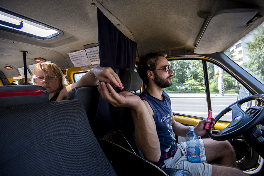 Возач маршрутке бр. 335 Артјом Белозјоров за воланом свога возила у Омску.