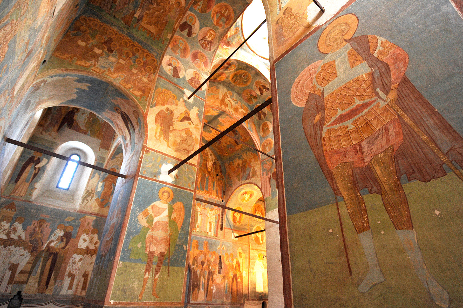 Fresco by Dionysus with images of warriors Dmitry of Thessaloniki (left) and Mina (right) in the Nativity of the Virgin Cathedral.