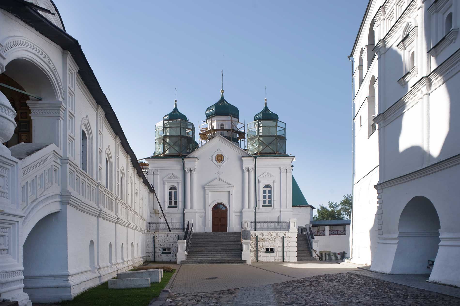 Trinity-Ipatiev Monastery. From left: Trinity Cathedral, west gallery; Cathedral of Nativity of the Virgin; bell tower. North view. Aug. 13, 2017.