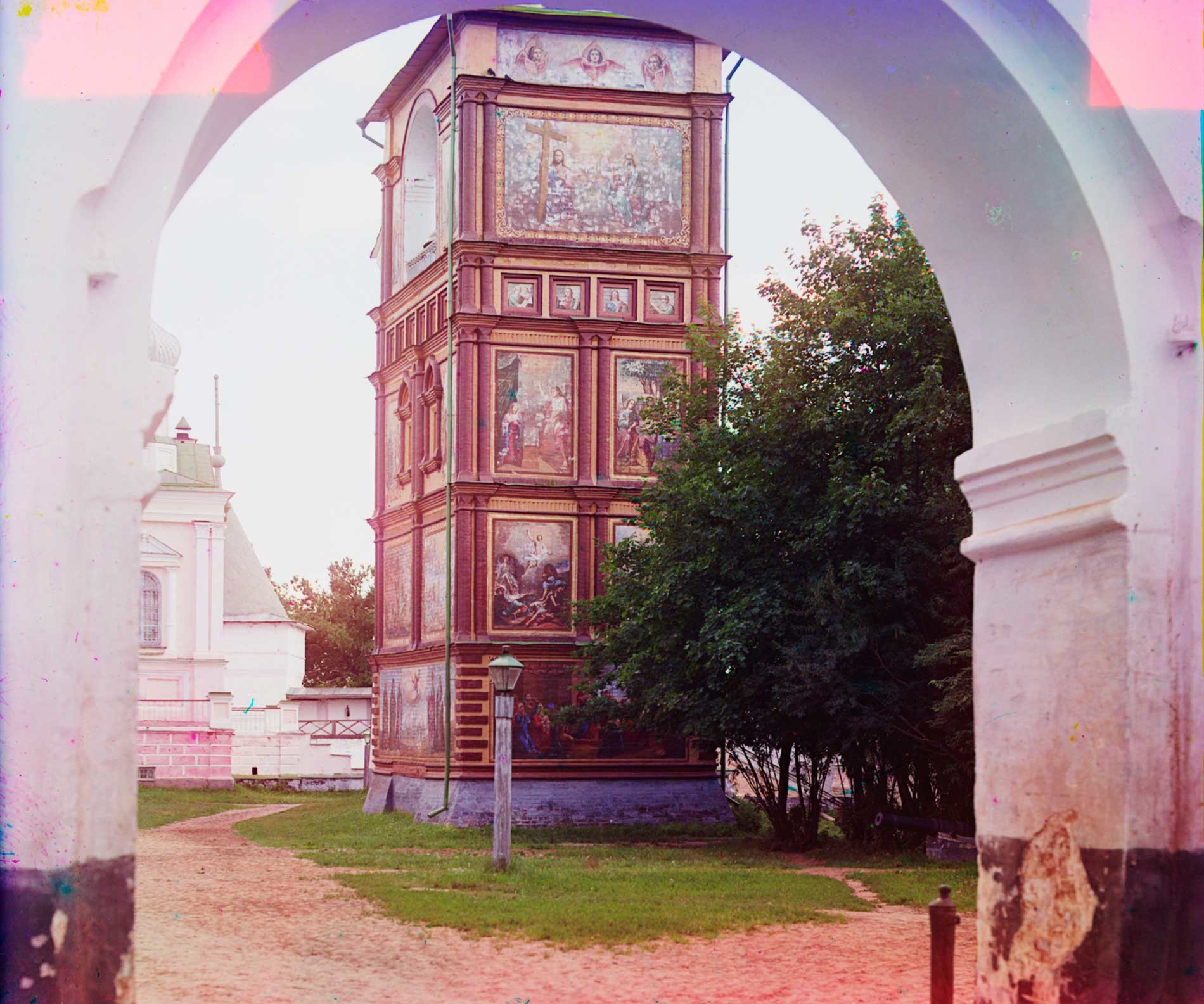 Trinity-Ipatiev Monastery. Cathedral bell tower from north entrance arch. Summer 1910.