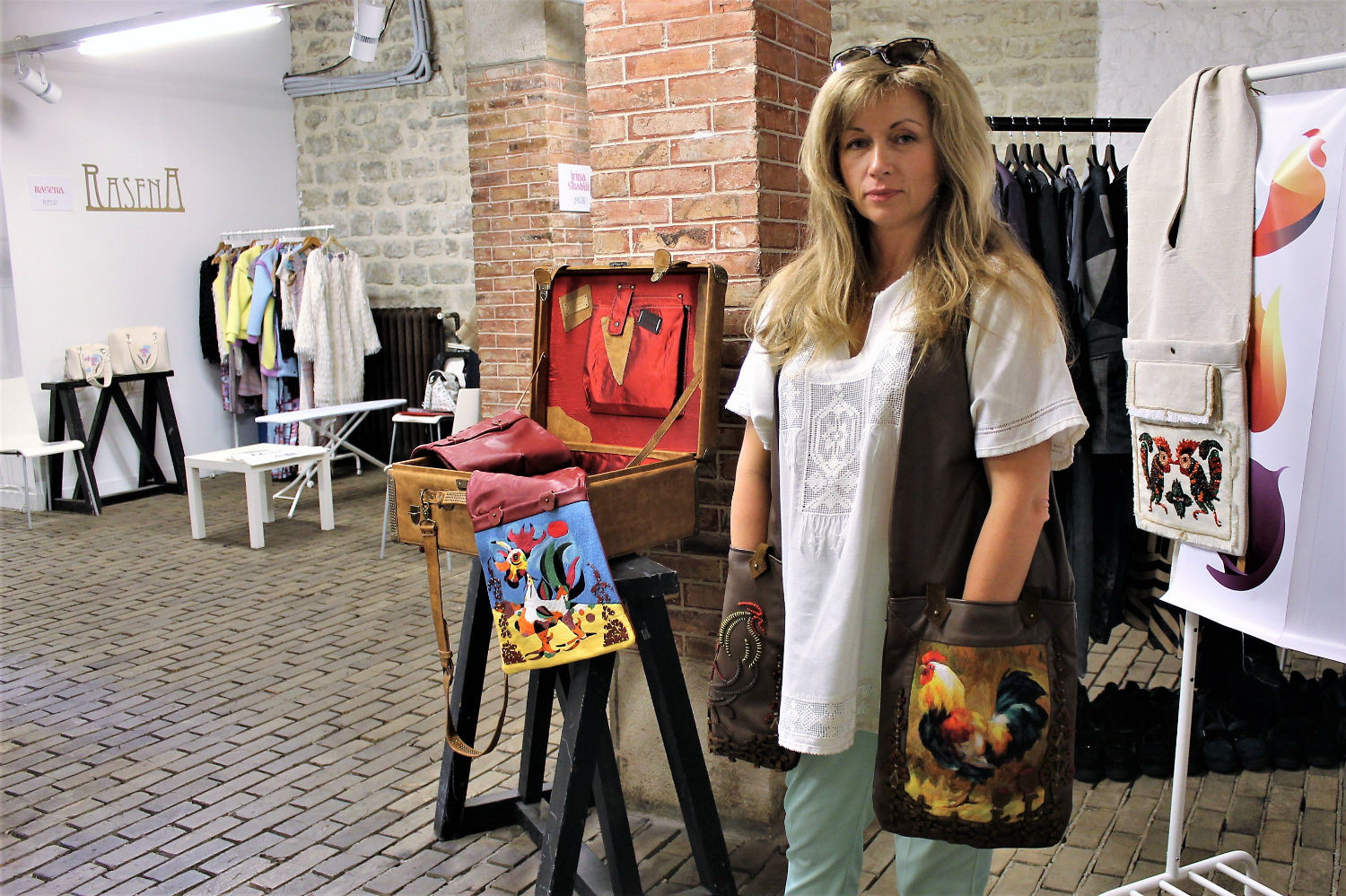Olesya Sakhro expose un de ses « bessaga », sacs ukrainiens traditionnels, brodés à la main.