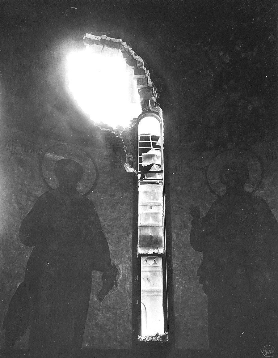 Buraco na parede central da Catedral da Assunção após o bombardeio do Kremlin. Vista a partir da torre. Foto de P.P. Pavlov. 5 a 7 de novembro de 1917.