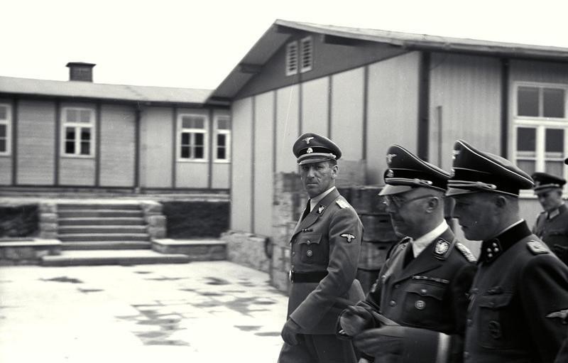 Ernst Kaltenbrunner (olhando para a câmera) junto ao líder da SS Heinrich Himmler.