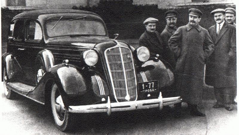 Stalin junto a um veículo soviético da marca Zil.
