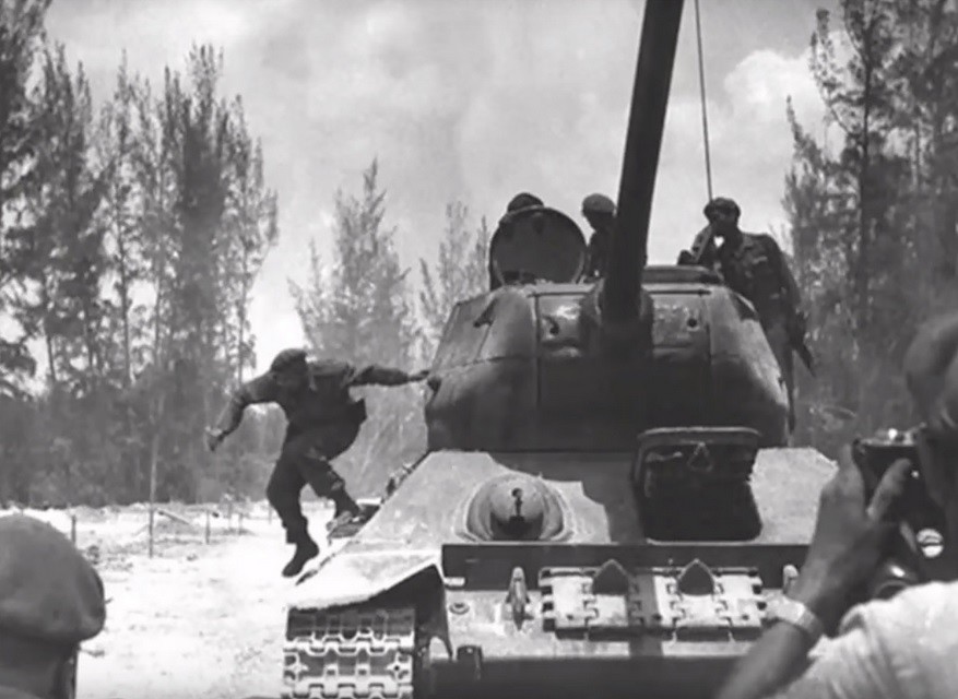 Castro skače iz ruskega tanka.