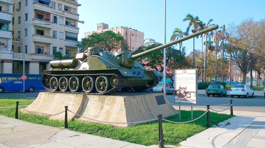 SU-100 v Havani. Takšen tank je potopil ameriško ladjo.