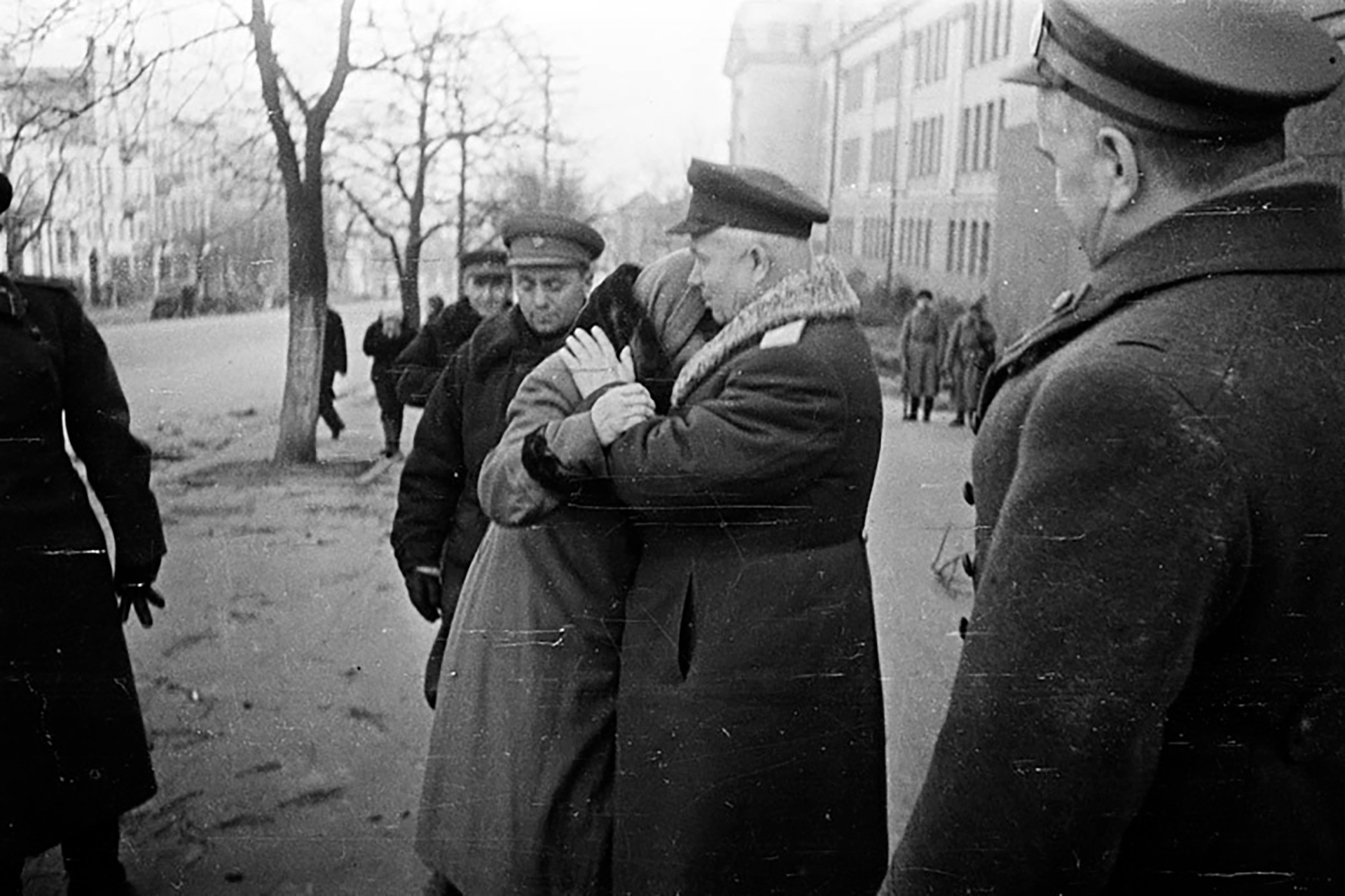 Während des Großen Vaterländischen Krieges war Nikita Chruschtschjow noch Erster Sekretär der Kommunistischen Partei der Ukrainischen Sowjetrepublik. Das Bild zeigt, wie ihn und Marschall Georgij Schukow (rechts) die Einwohner des befreiten Kiews willkommenheißen. November 1943