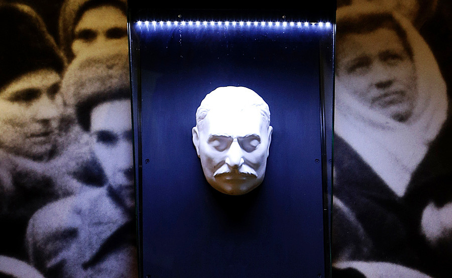 Una maschera con il volto di Stalin nel Museo di Storia Politica di San Pietroburgo